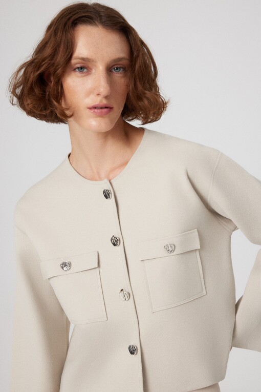 Beige Buttoned Pocket Detail Short Women's Jacket - Triko Mısırlı