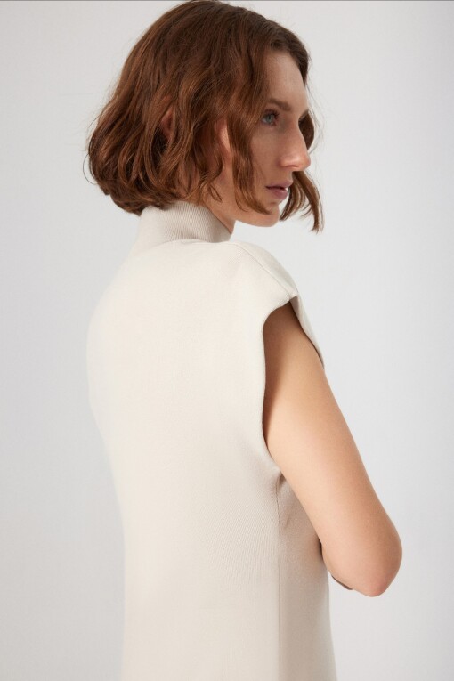 Beige Padded Shoulder Turtle Neck Long Dress - Triko Mısırlı