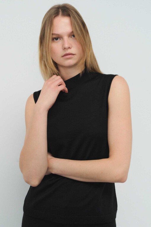Black Half Turtle Neck Knit Sleeveless Blouse 