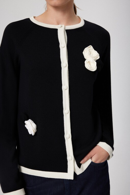 Black White Rose Appliqué Women's Cardigan - Triko Mısırlı