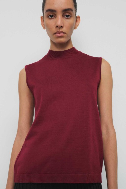 Burgundy Half Turtle Neck Sleeveless Knit Blouse 