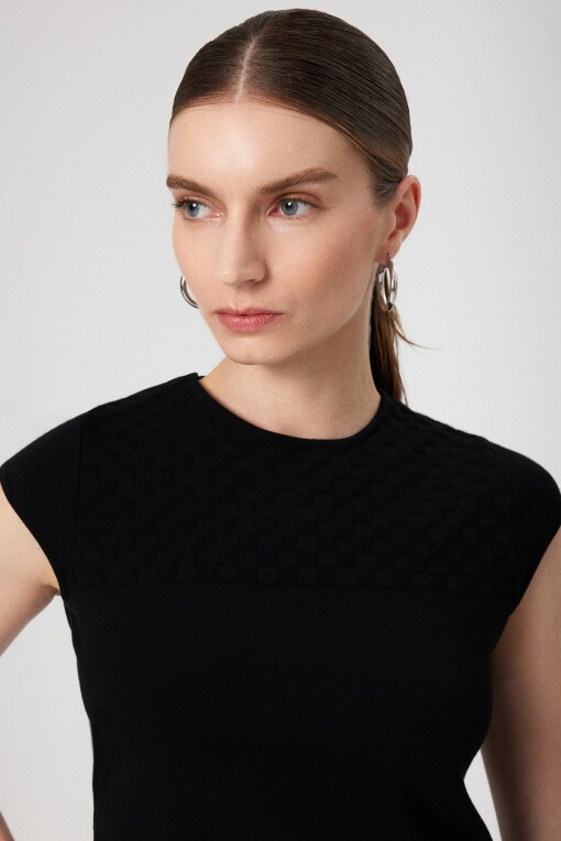 Siyah Yakası Desenli Crop Top - Triko Mısırlı